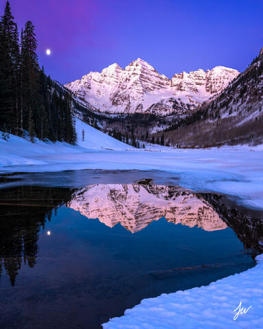Winter sunrise at the Maroon Bells in Aspen, Colorado.